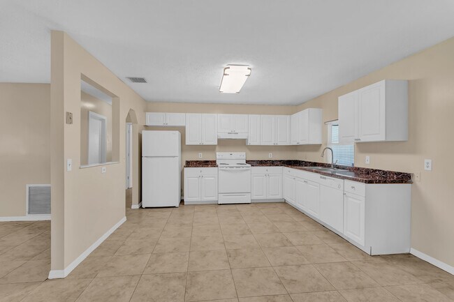 Building Photo - 134 SE Whitmore Dr