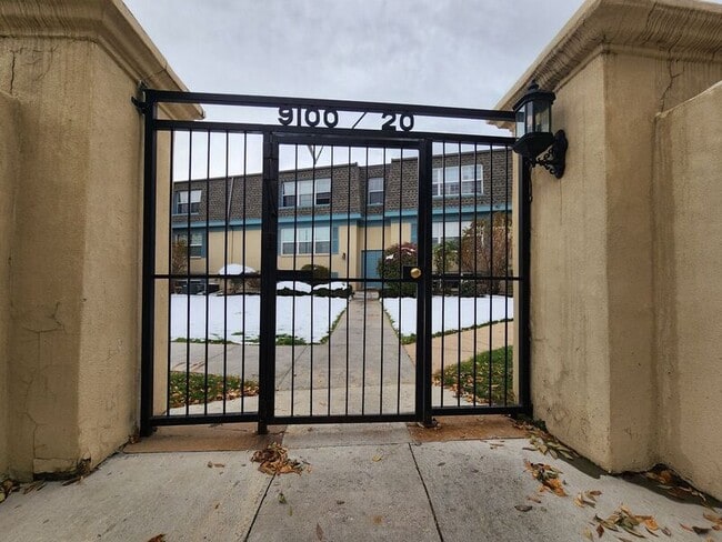 Foto del edificio - 9100 E Girard Ave