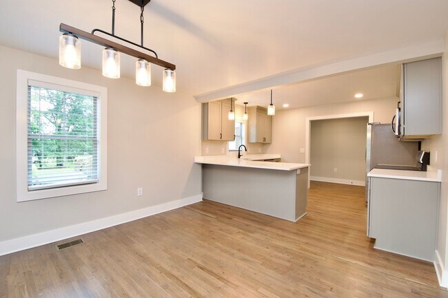 Building Photo - Now Leasing for Fall 2025! $800 Per Bedroo...