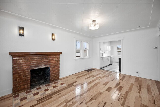 Foto del edificio - Remodeled 3BR/2BA Brick Bungalow - Fireplace, Finished Basement & Garage