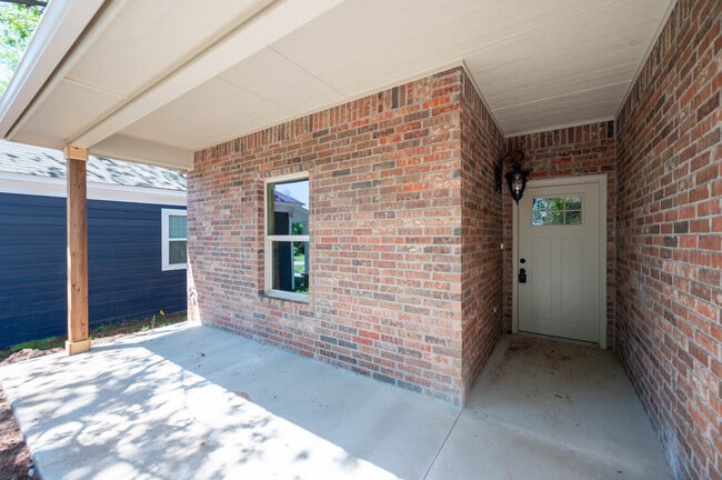 Building Photo - 512 E Perkins Ave