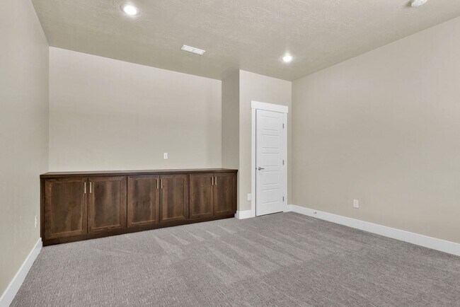 Foto del edificio - Coming Soon! Newer Custom built home with lots of upgrades and community pool!!