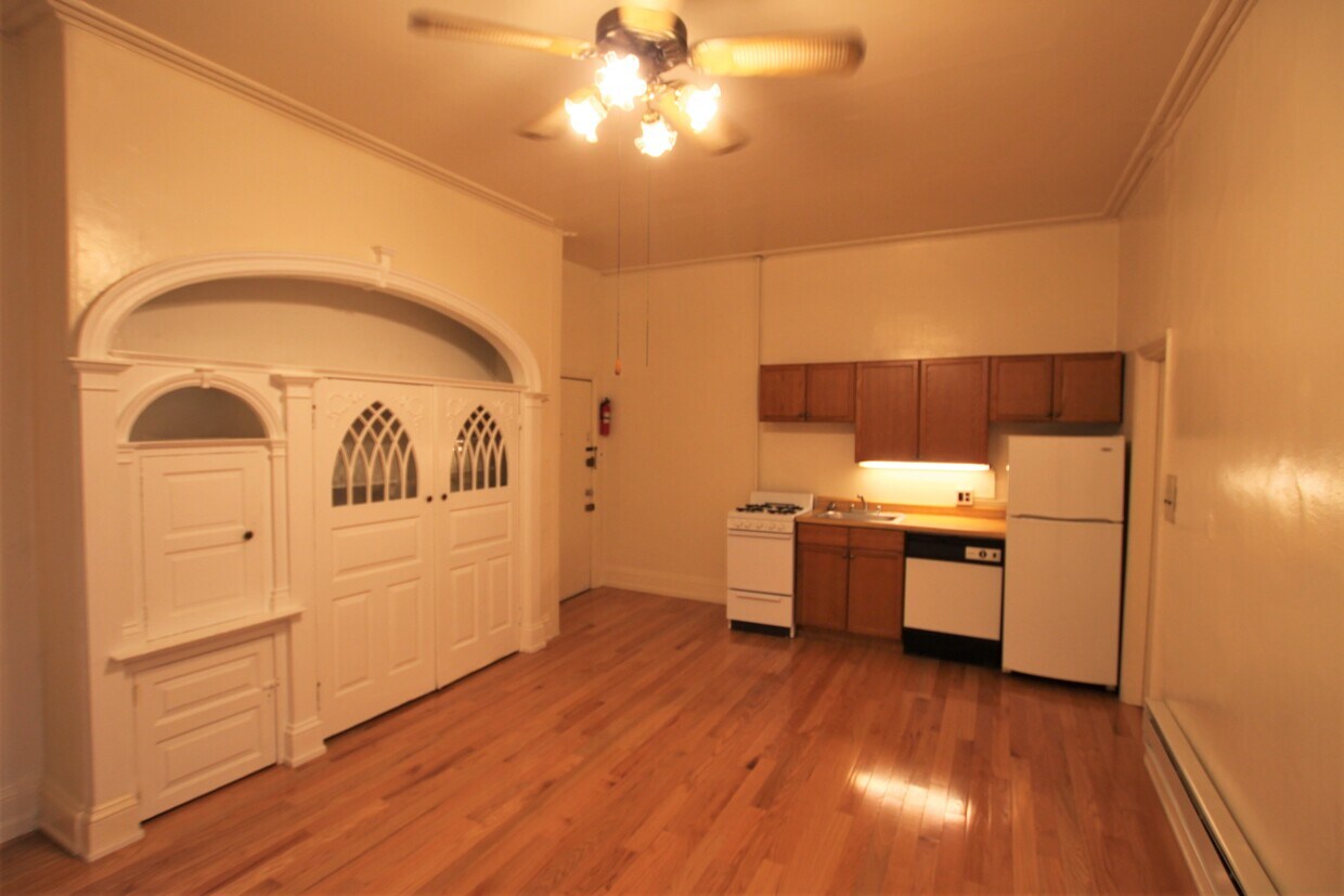 Primary Photo - 2211 Locust St