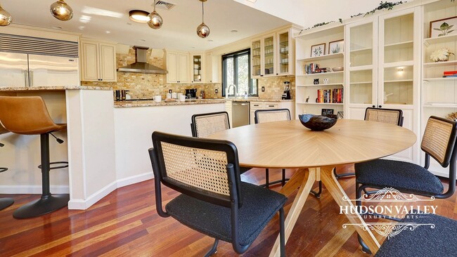 Building Photo - Elegant 7-Bedroom Estate in White Plains –...