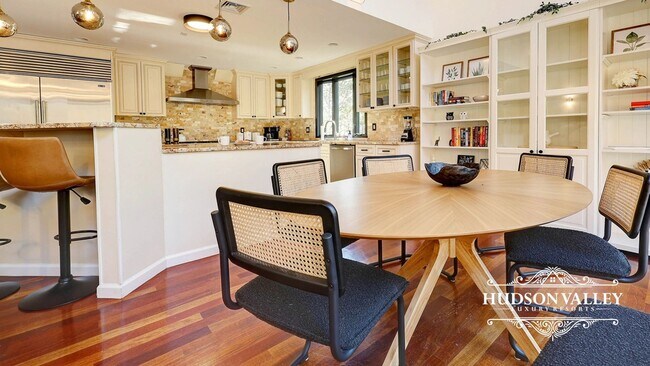 Foto del edificio - Elegant 7-Bedroom Estate in White Plains – Luxury Living at Its Finest