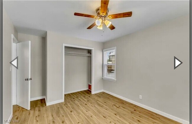 Foto del edificio - 595 Oakmoor Ave