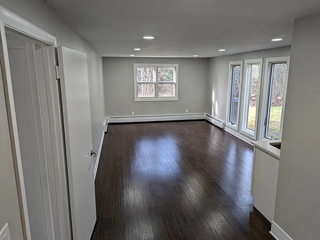 Foto del edificio - this contemporary & brightly remodeled 2,400 sqft home