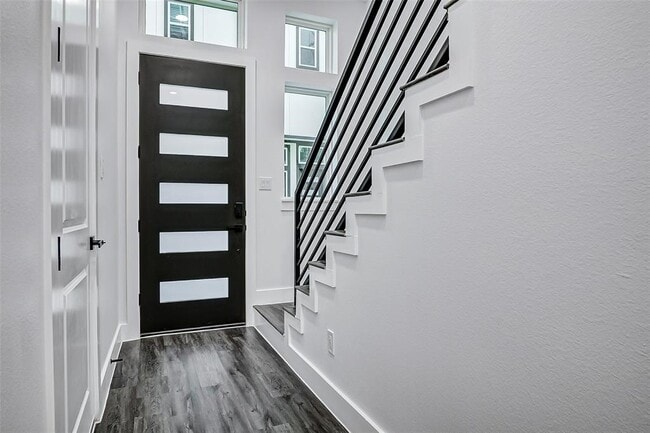 Building Photo - 1913 Hoskins Dr