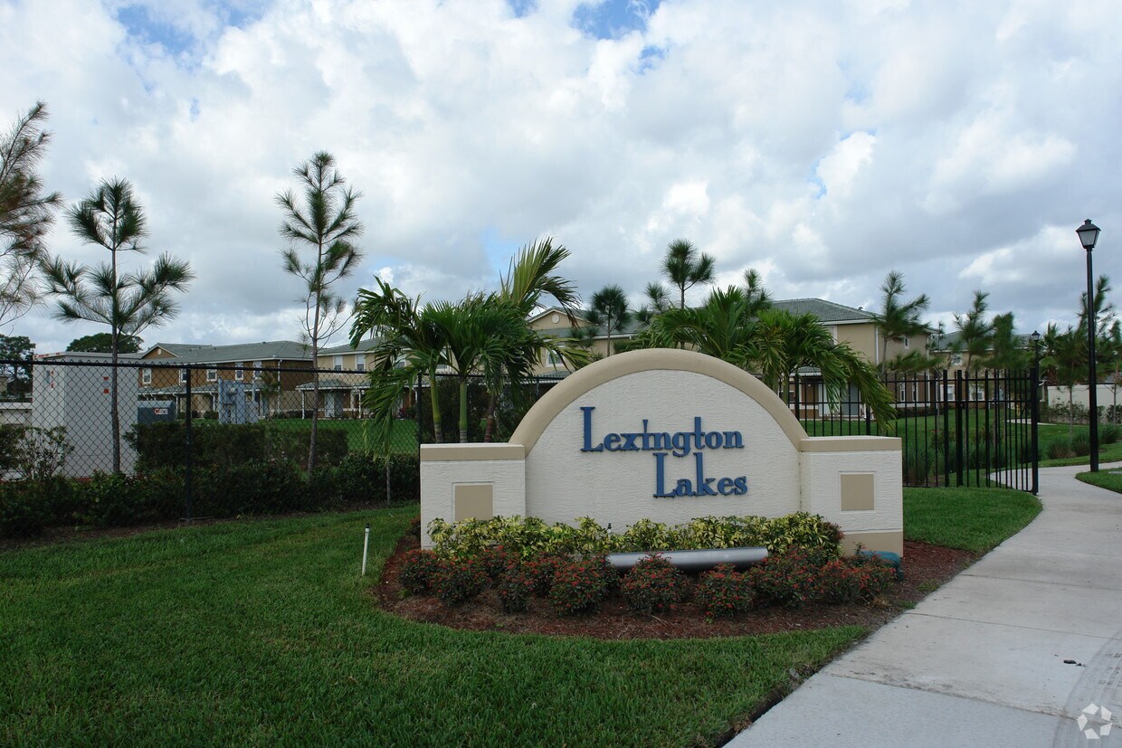 Lexington Lakes Apartments in Stuart, FL