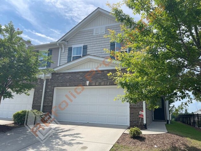 Building Photo - Beautiful 4 Bedroom 2.5 Bathroom End Unit ...