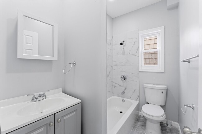 Building Photo - 16 W 10th St