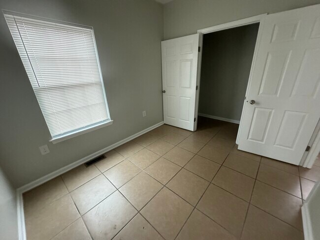 Foto del edificio - 905 Riverside Dr