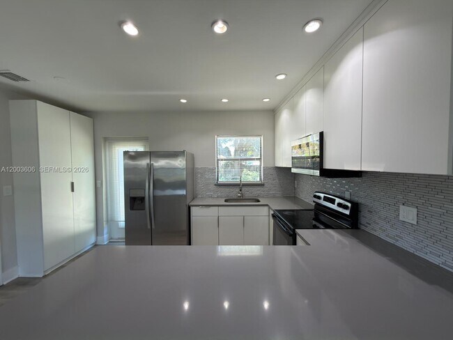 Foto del edificio - 1325 NW 11th Ct
