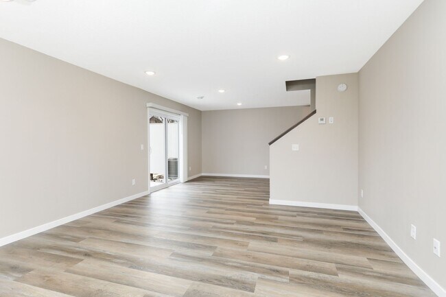 Foto del edificio - Like New, for RENT 3bd 3ba 2 car attached garage END UNIT available June 01