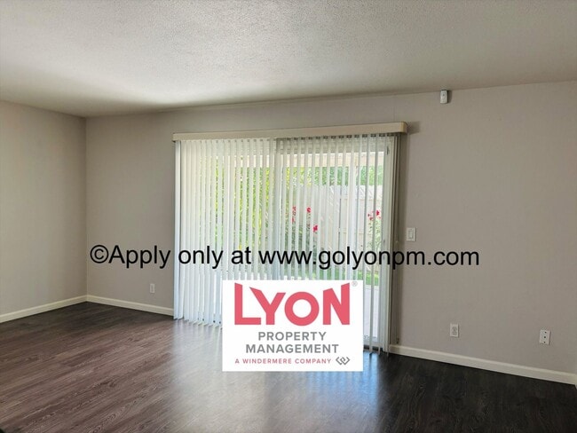 Building Photo - Updated Rosemont 4 bedroom Beauty!!