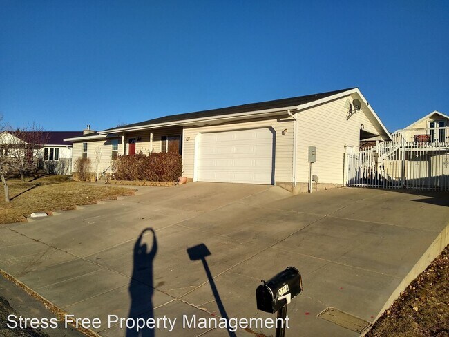 5 br, 3 bath House - 2114 N. Wedgewood Ln. photo'