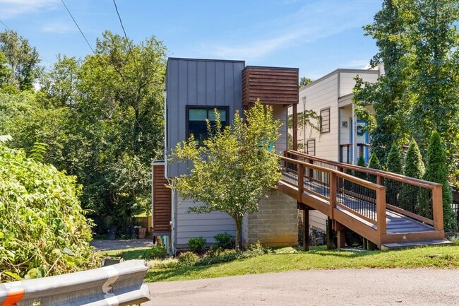 Building Photo - 4 Bedroom/ 2.5 Bath Home in East Nashville...