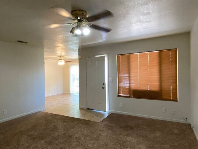 Foto del edificio - Spacious Duplex with Two Bedrooms, Two Bathrooms and Two Car Garage