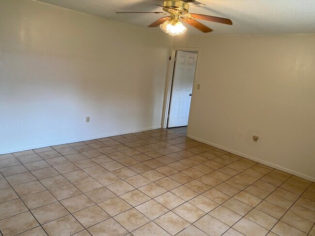 Building Photo - 5298 Deleon Ave