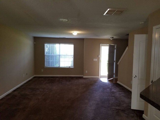 Foto del edificio - Spacious townhome in Atlanta