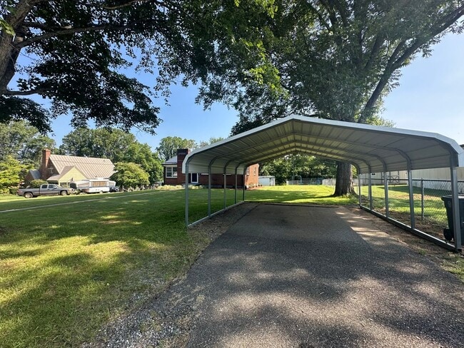 Building Photo - One Level Brick House Near University of L...