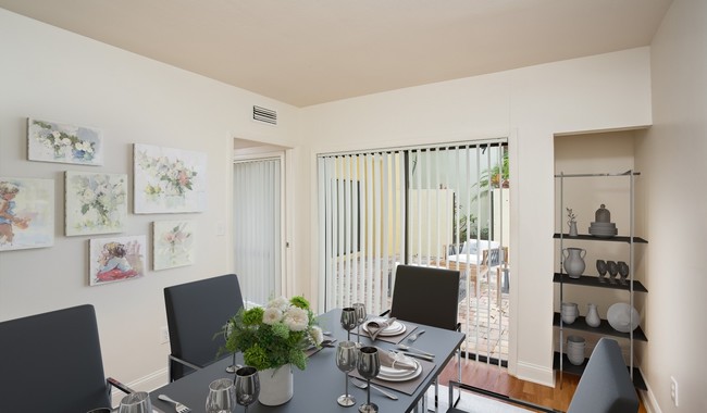 Dining room adjacent to kitchen - Four Quarters