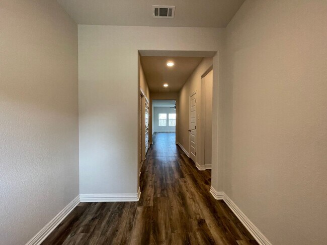 Foto del edificio - COMING SOON - 3 BEDROOM 2 BATH DUPLEX IN CLEBURNE