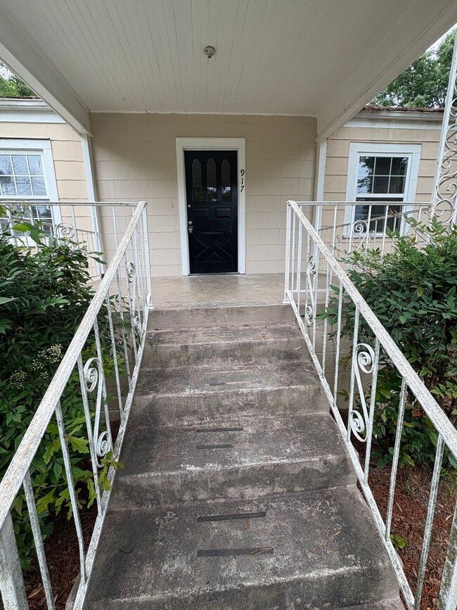 Building Photo - 2 Bedrooms and 1 Bath House