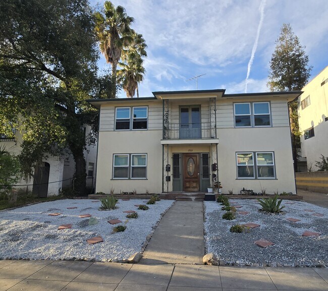 Building Photo - 1701 E Chevy Chase Dr