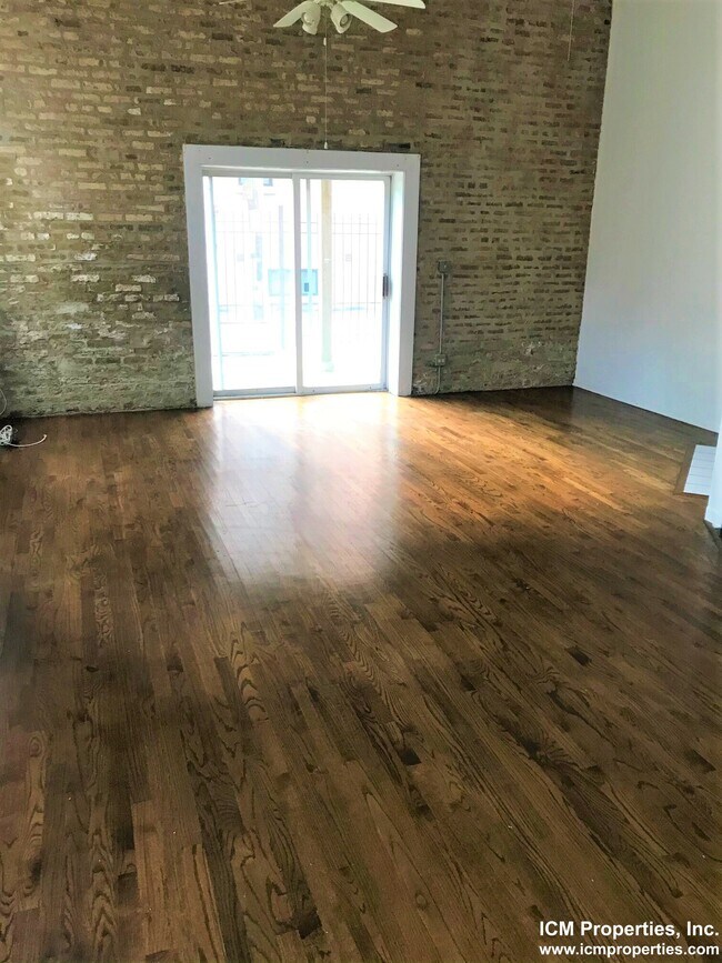 Foto del edificio - 2047 N Hoyne Ave