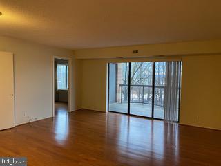 Foto del edificio - 8370 Greensboro Dr