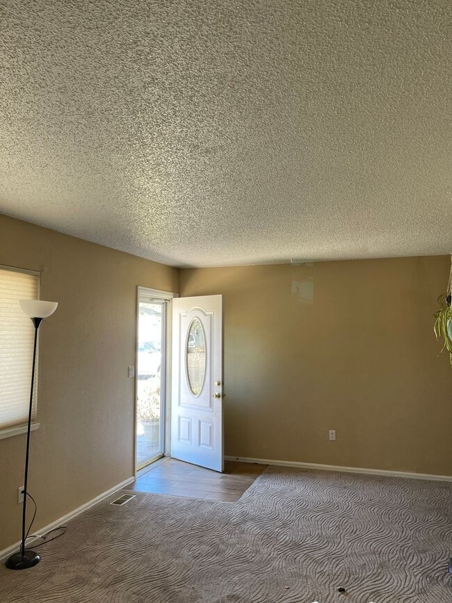 Building Photo - 3 bedroom 1.5 bath with a Large Detached G...