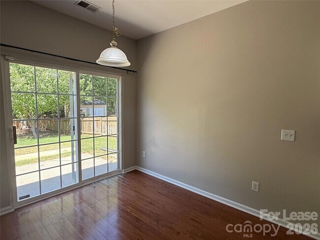 Foto del edificio - 8611 Dennington Grove Ln