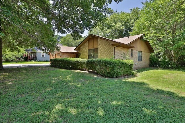 Building Photo - 2133 Loren Cir
