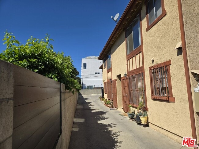 Building Photo - 1233 Tamarind Ave