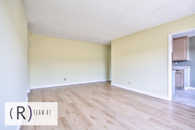 Foto del edificio - Newly Remodeled Beautiful Second Floor Uni...