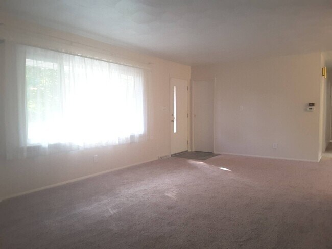 Building Photo - 3 Bedroom Ranch with River View in Jim Tow...