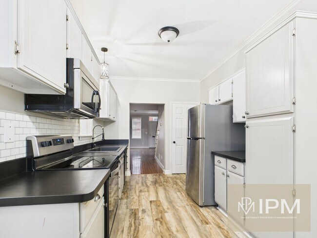 Foto del edificio - Beautiful 4 Bedroom, 1 Bath Home with Off-Street Parking!!