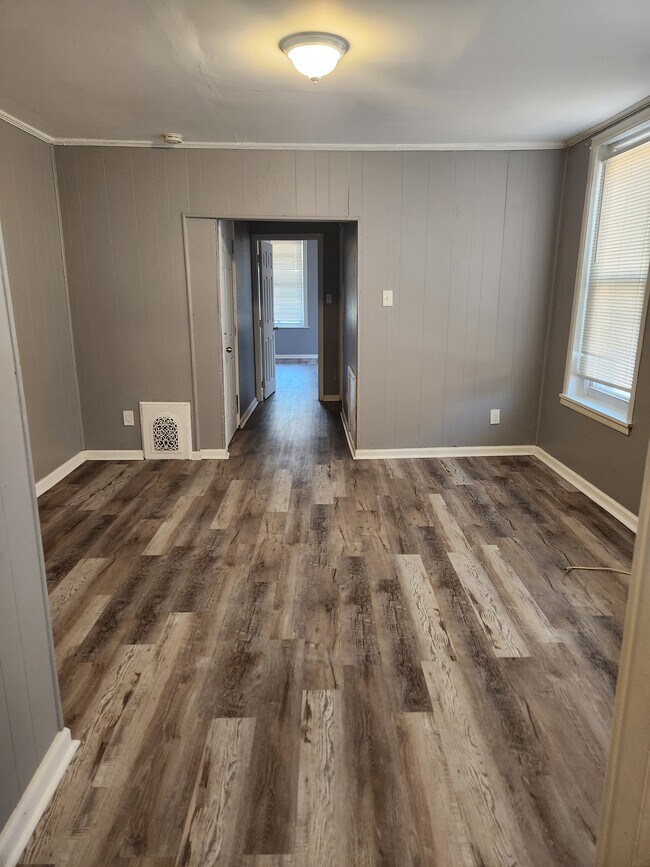 Building Photo - 916 N 6th St