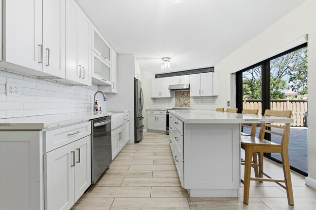 Foto del edificio - 8135 Severn Dr