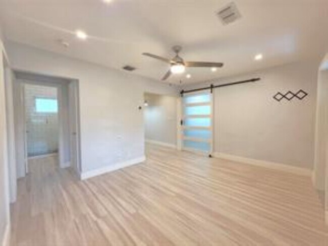 Foto del edificio - 250 NE 42nd Ct