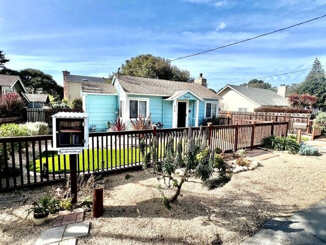 Building Photo - Lease Pending: Dunrovin Cottage! Lovely 2 ...