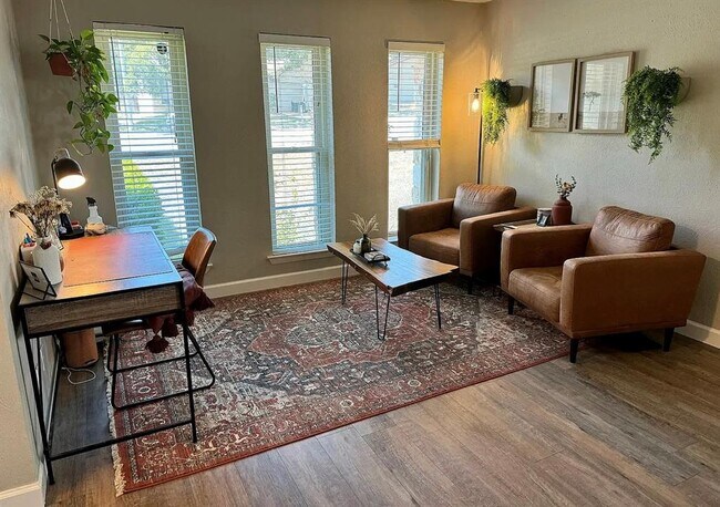 Foto del edificio - 7309 Broken Arrow Ln