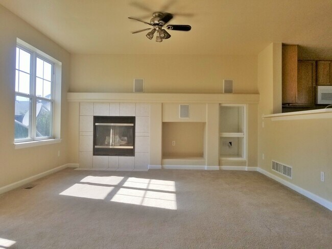 Foto del edificio - 3 Bedroom, 3.5 Bath End Unit Townhome, 2 C...