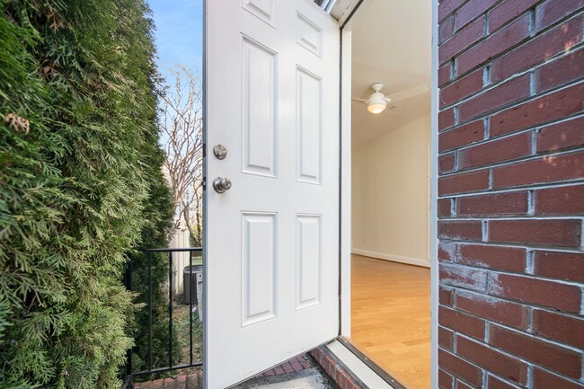 Private entrance - 4908 45th St NW