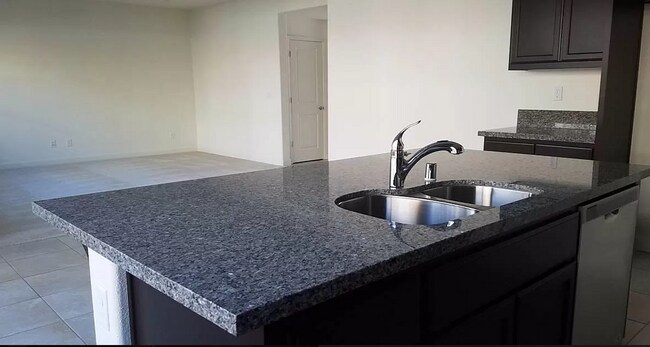 Building Photo - 4  bedroom 3 bathroom home with loft