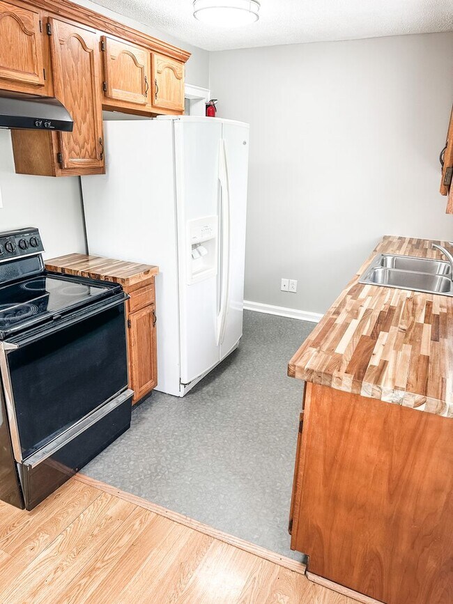 Building Photo - Charming 2 bedroom, 1 bathroom home locate...