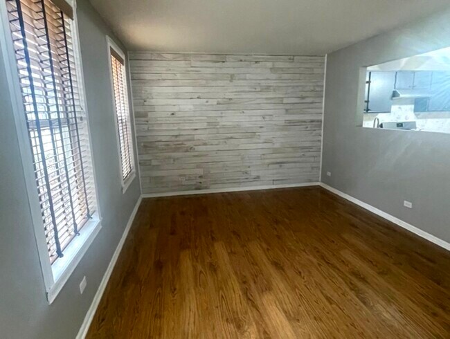 Building Photo - 939 Symphony Dr