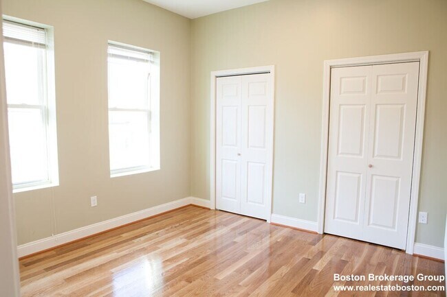 Foto del edificio - 301-305 Dudley St. Unit 8