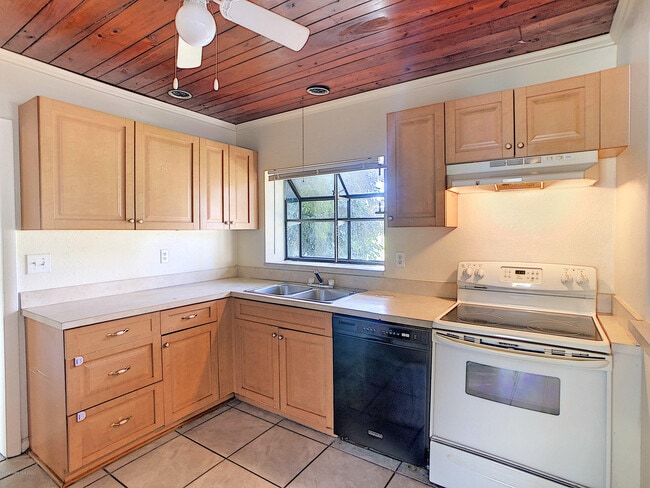 Foto del edificio - 319 Lucerne Dr